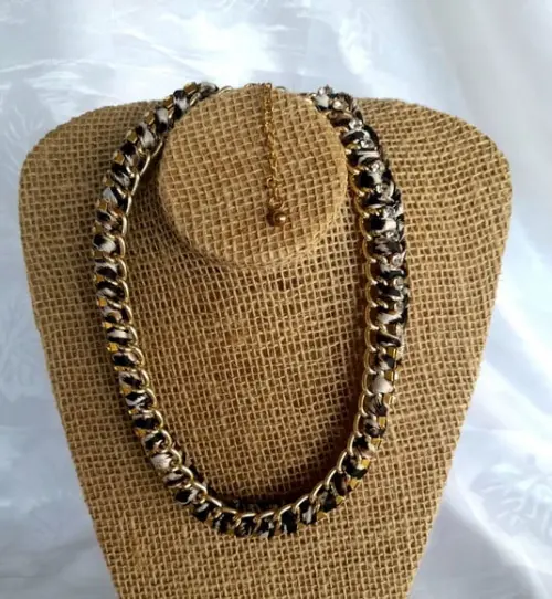 Colar Dourado Animal Print