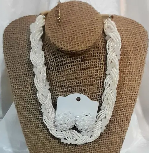 Colar Miçangas Brancas- Brincos/cristal