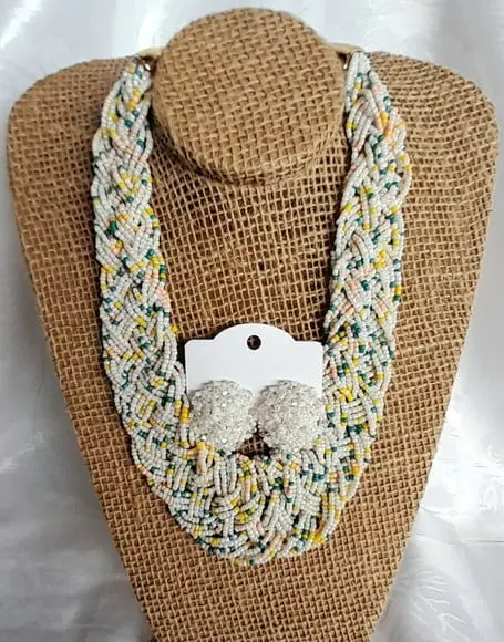 Colar Miçangas Brancas- Brincos