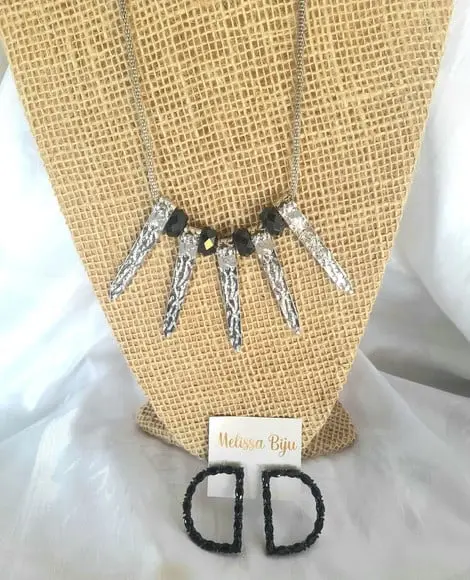 Colar Prateado e Preto/brincos