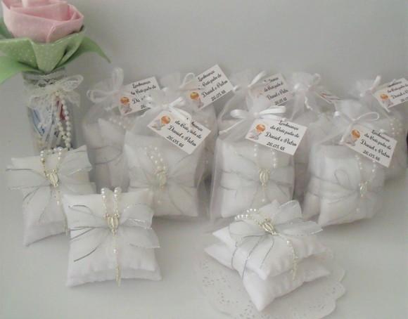 Lembrança Batizado Comunhão Sachê com Terço Organza