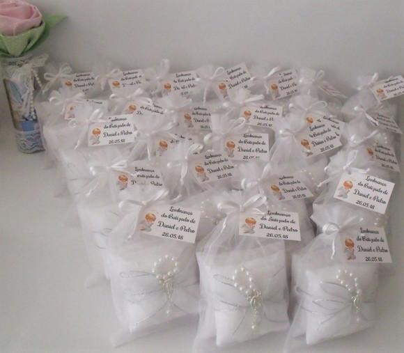 Lembrança Batizado Comunhão Sachê com Terço Organza