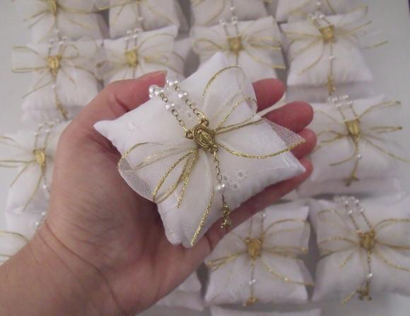 Lembrança Eucaristia Sachê Branco e Dourado com Terço