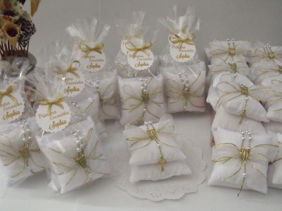 Lembrança Eucaristia Sachê Branco e Dourado com Terço