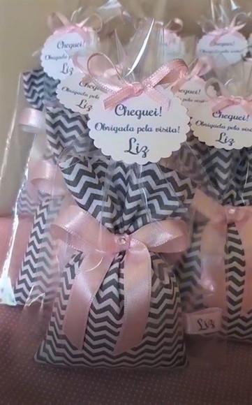 Lembrança Maternidade Sachê com Nome Chevron Cinza e Rosa