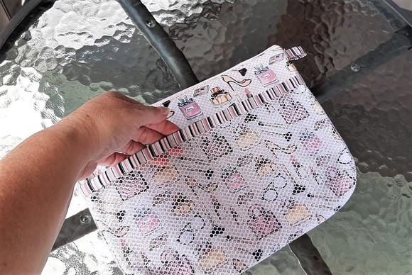 Necessaire Feminina com Porta Lenço Umedecido