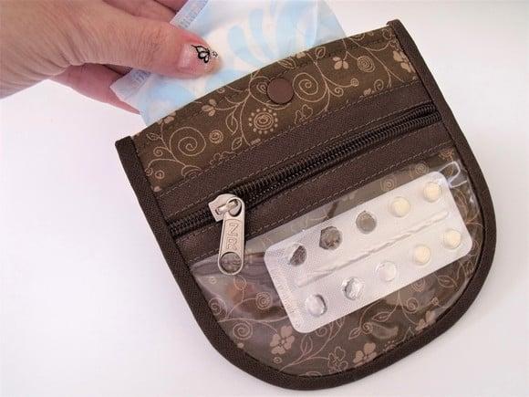 Porta Absorvente feminino com Bolsinho para Remédio