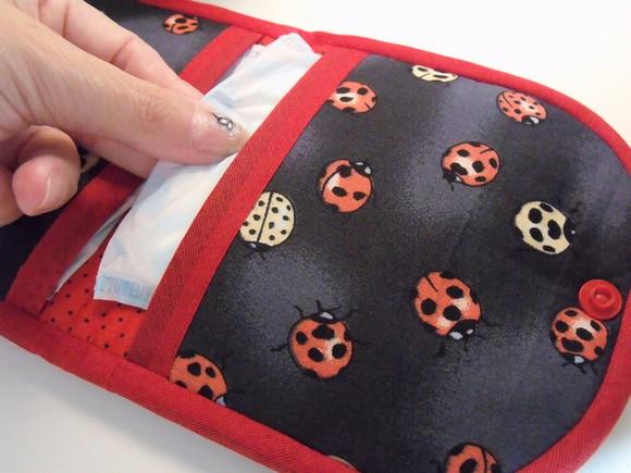 Porta Absorvente feminino com bolsinho para remédio Joaninha