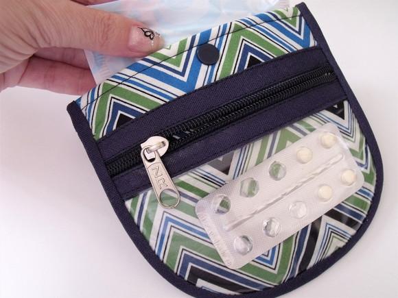 Porta Absorvente em tecido com Bolsinho plástico para Remédio