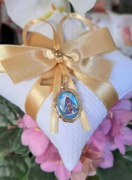 Sachê Almofadinha com Medalhinha de Nossa Senhora Aparecida