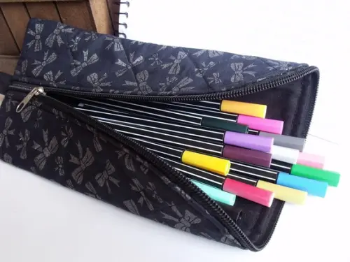 Estojo Feminino para Lápis e Canetas em Tecido Matelassado com Zíper Estampa de Lacinhos