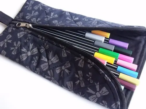 Estojo Feminino para Lápis e Canetas em Tecido com Zíper