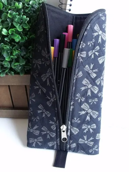 Estojo Feminino para Lápis e Canetas em Tecido com Zíper