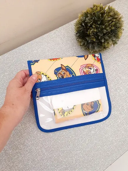 Estojo Porta Higiene Impermeável com Toalhinha Infantil