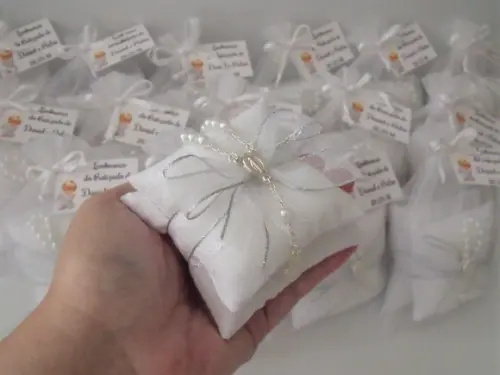 Lembrança Batizado Comunhão Sachê com Terço Organza