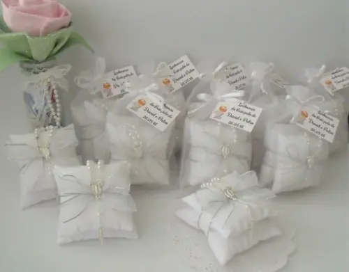 Lembrança Batizado Comunhão Sachê com Terço Organza