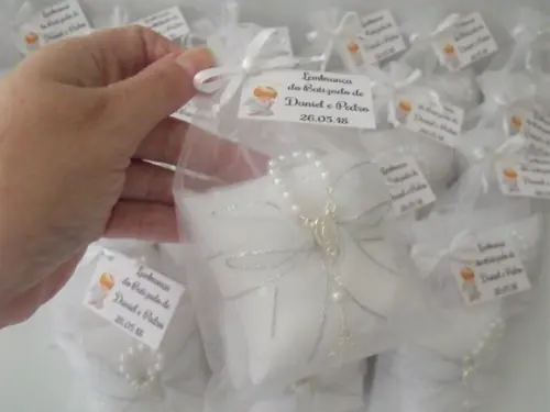 Lembrança Batizado Comunhão Sachê com Terço Organza