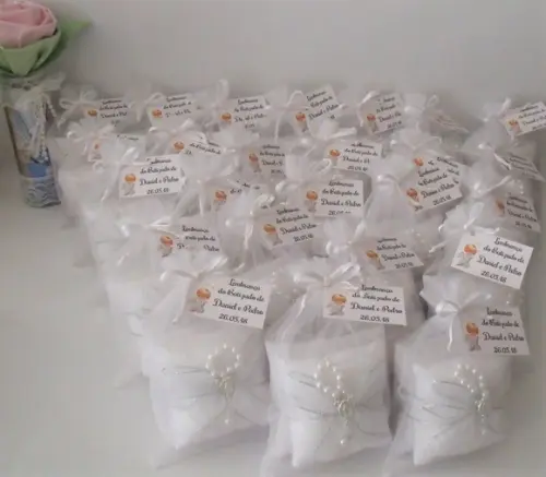 Lembrança Batizado Comunhão Sachê com Terço Organza