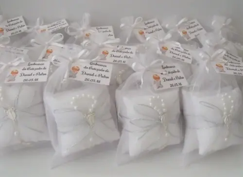 Lembrança Batizado Comunhão Sachê com Terço Organza