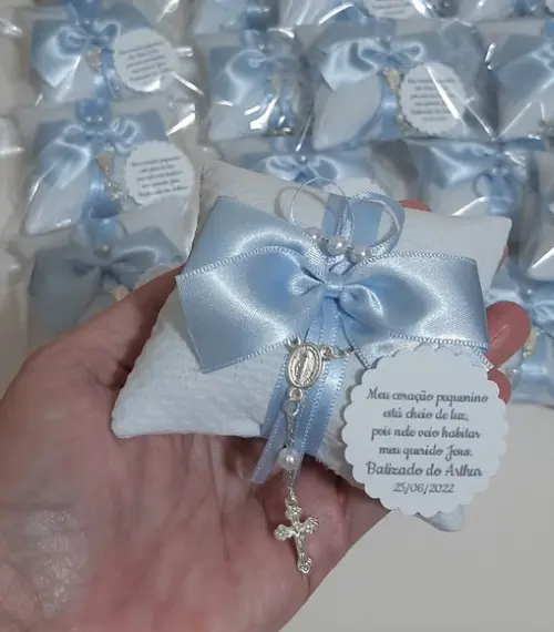 Lembrança Batizado Sachê Almofadinha com Mini Terço
