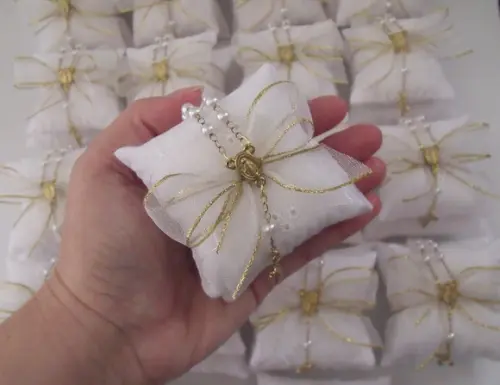 Lembrança Eucaristia Sachê Branco e Dourado com Terço