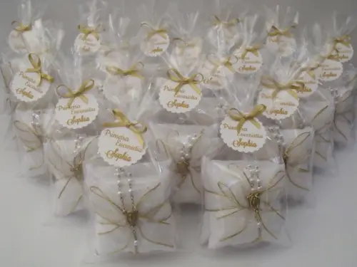 Lembrança Eucaristia Sachê Branco e Dourado com Terço