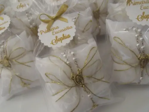 Lembrança Eucaristia Sachê Branco e Dourado com Terço