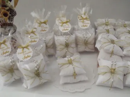 Lembrança Eucaristia Sachê Branco e Dourado com Terço
