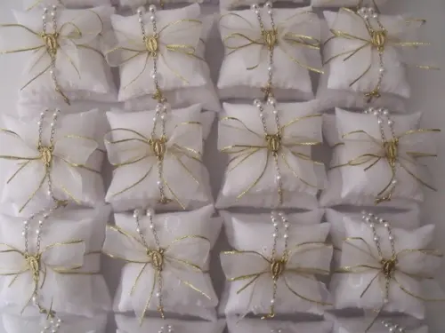 Lembrança Eucaristia Sachê Branco e Dourado com Terço