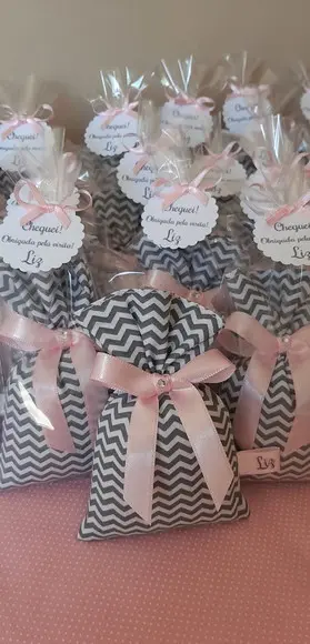 Lembrança Maternidade Sachê com Nome Chevron Cinza e Rosa