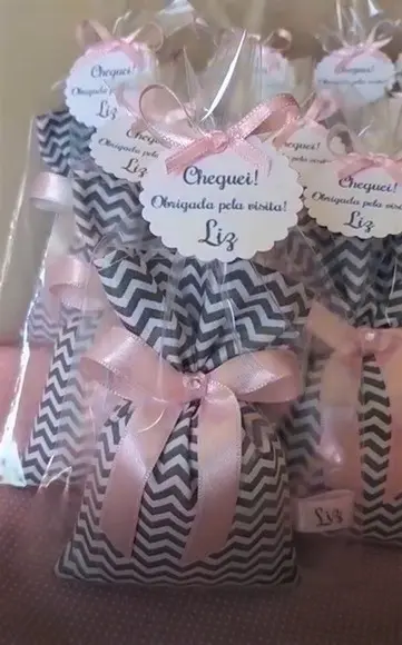 Lembrança Maternidade Sachê com Nome Chevron Cinza e Rosa