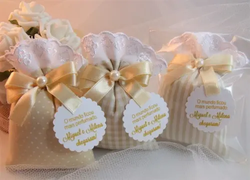 Lembrancinha Maternidade Gêmeos Sachê Bege Menino Menina