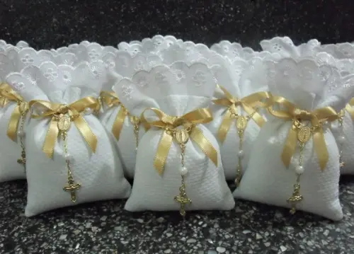Lembrancinha Sachê com Tercinho Branco e Dourado