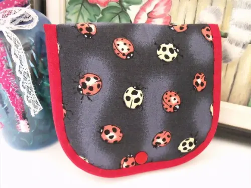 Porta Absorvente feminino com bolsinho para remédio Estampa Joaninha