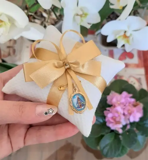 Sachê Almofadinha com Medalhinha de Nossa Senhora Aparecida