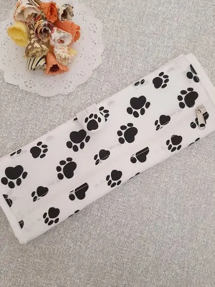 Toalhinha com Bolso Porta Escova de Dente e Creme Dental