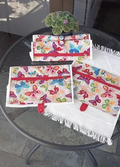 Toalhinha com Bolso Porta Escova e Creme Dental