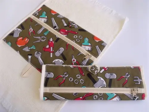 Toalhinha Escolar com Bolso Porta Escova de Dente Menino