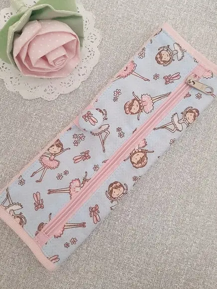 Toalhinha com Bolso Bailarina (Escola e Creche)