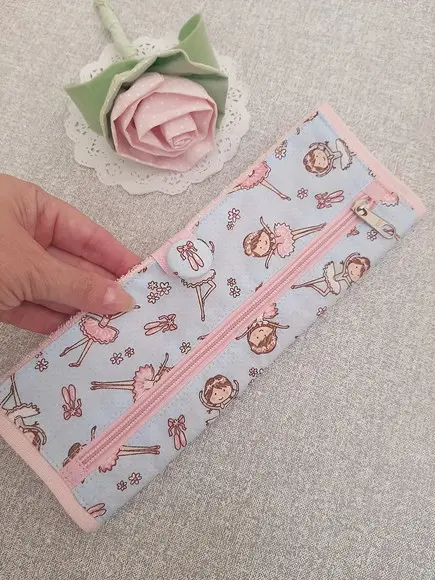 Toalhinha com Bolso Bailarina (Escola e Creche)