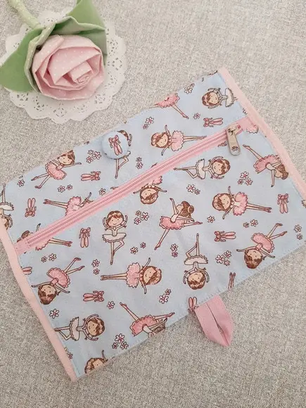 Toalhinha com Bolso Bailarina (Escola e Creche)
