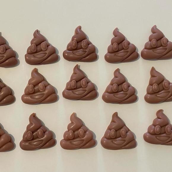 Lembrancinha Emoji Coco Feliz Merda Divertido Meme Infantil