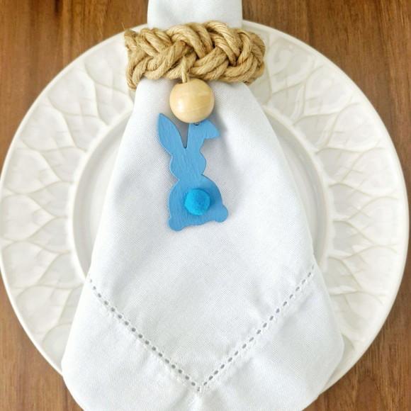 Páscoa - Porta Guardanapo Coelho Azul com Pompom Trançado