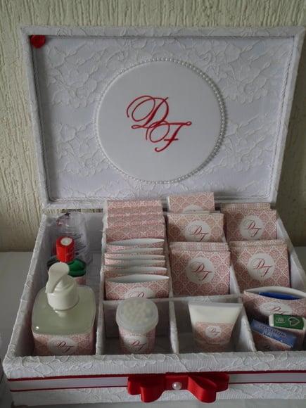 Kit toalete branco e vermelho