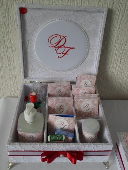 Kit toalete branco e vermelho