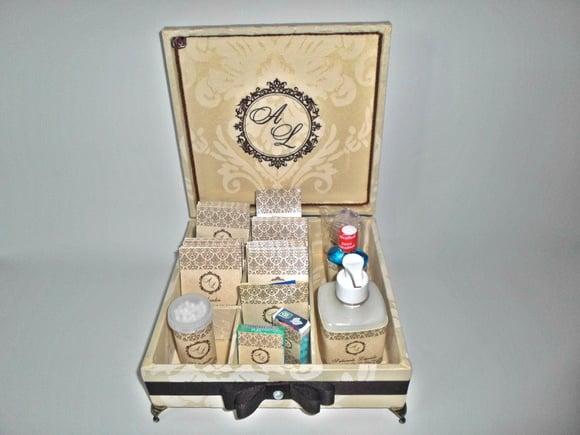Kit toalete completo caixas e produtos,  linho bege 15 anos, casa