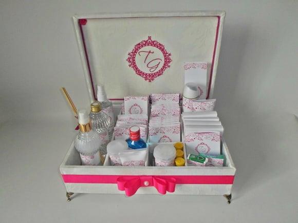 Kit toalete personalizado completo caixas e produtos branco/rosa