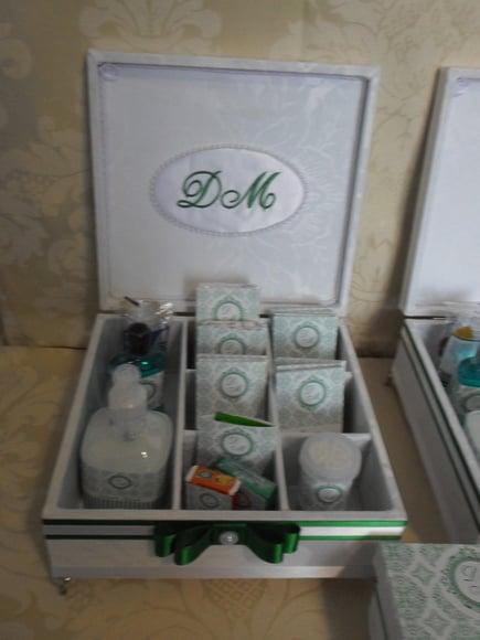 Kit toalete completo caixas e produtos branco/verde casamento 15 