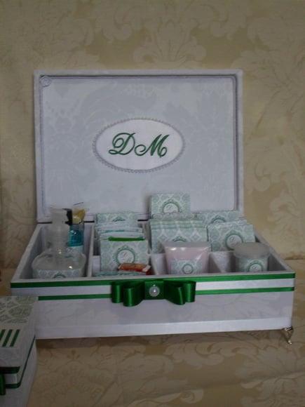 Kit toalete completo caixas e produtos branco/verde casamento 15 