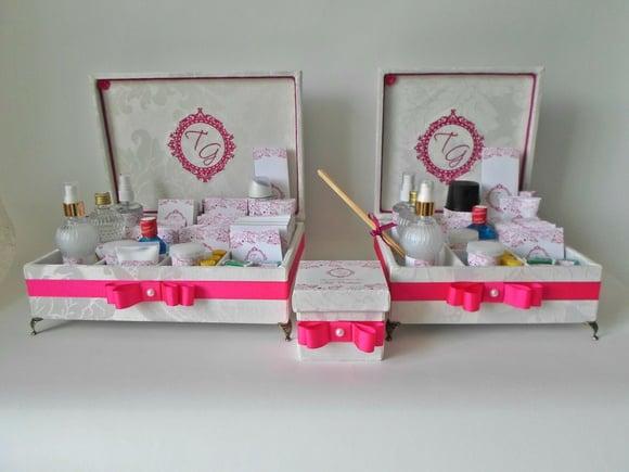 Kit toalete personalizado completo caixas e produtos branco/rosa